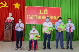 Trao Huy hiệu Đảng cho các đảng viên xã Tân Phú, huyện Tân Châu