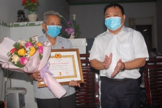 Bí thư Huyện ủy Gò Dầu trao Huy hiệu 65 năm tuổi Đảng cho đảng viên tại xã Hiệp Thạnh