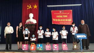 Hội Người cao tuổi xã Thanh Phước: Trao học bổng cho học sinh nghèo