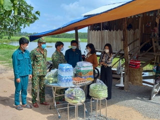 Phụ nữ Tân Biên thăm, tặng quà các chốt phòng chống dịch Covid- 19  trên tuyến biên giới
