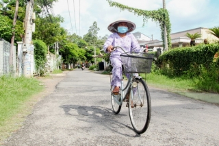 Cụ bà 73 tuổi đội nắng, thông thả đạp xe đi bầu cử