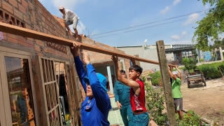 Gò Dầu: Đoàn viên thanh niên hỗ trợ người dân sửa nhà do mưa giông làm hư hại