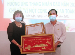 Tân Biên: Trao tặng quà nhân đạo “Vì một cộng đồng an toàn”