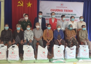 Hội Chữ thập đỏ tỉnh trao 200 phần quà cho người dân có hoàn cảnh khó khăn huyện Tân Biên