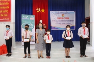 Trao học bổng Tiếp sức đến trường cho học sinh huyện Bến Cầu.