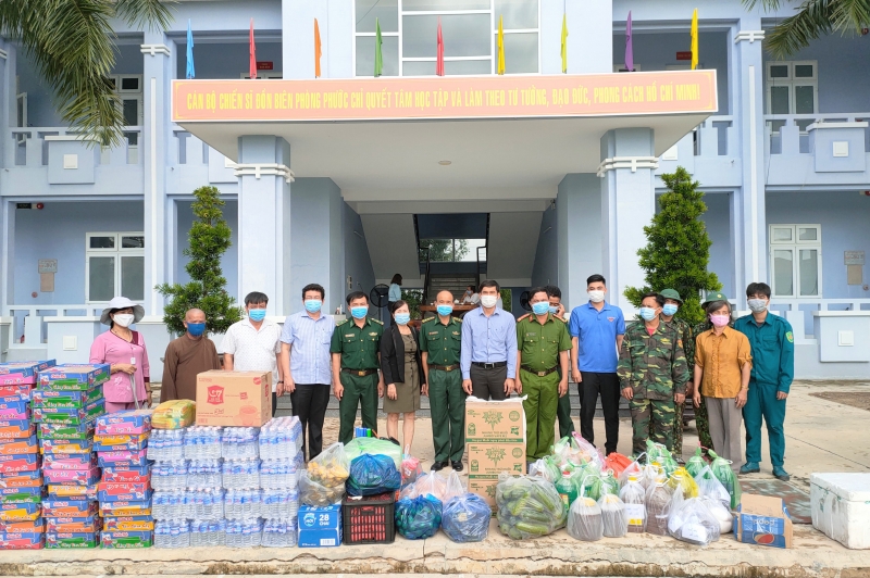 Lãnh đạo thị xã Trảng Bàng thăm, tặng quà cán bộ, chiến sĩ Đồn Biên phòng Phước Chỉ