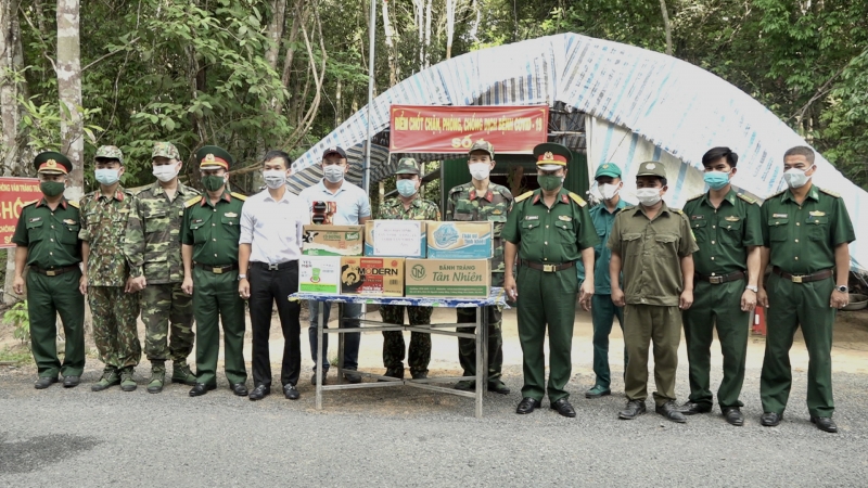 Thăm tặng quà và động viên các tổ chốt chặn phòng chống dịch Covid- 19 trên địa bàn huyện Châu Thành