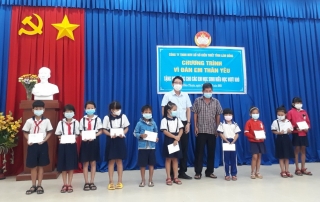 Công ty Xổ số kiến thiết tỉnh Lâm Đồng tặng xe đạp, học bổng cho học sinh nghèo