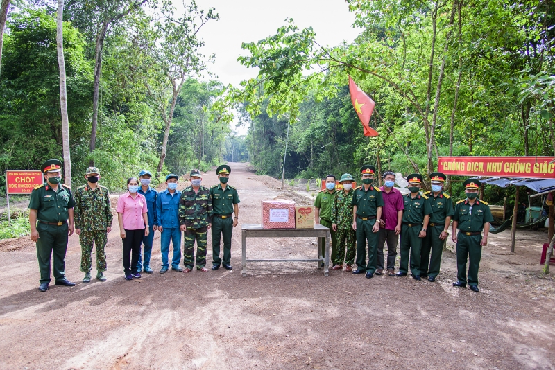 Chỉ huy trưởng Bộ Chỉ huy Quân sự tỉnh: Thăm, tặng quà các chốt phòng chống dịch trên biên giới Tân Châu