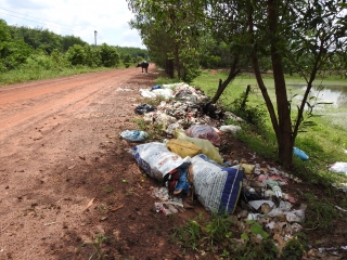 Xã Tân Thành: Rác thải tràn lan bên đường giao thông nông thôn tại tổ 1, ấp Tân Trung