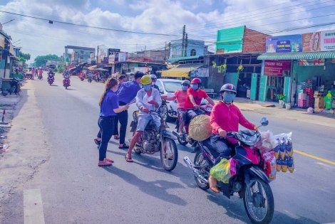 Xã Thái Bình phát tờ rơi tuyên truyền phòng, chống dịch Covid-19