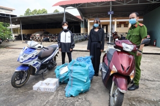 Công an huyện Tân Châu: Bắt 2 chị em vận chuyển thuốc lá không rõ nguồn gốc