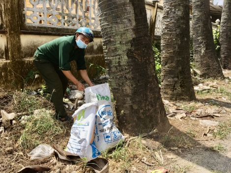 Gương cựu chiến binh thu gom rác làm sạch đường phố