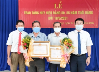 Trảng Bàng: Trao Huy hiệu 55, 50 năm tuổi Đảng cho đảng viên phường Lộc Hưng và xã Hưng Thuận