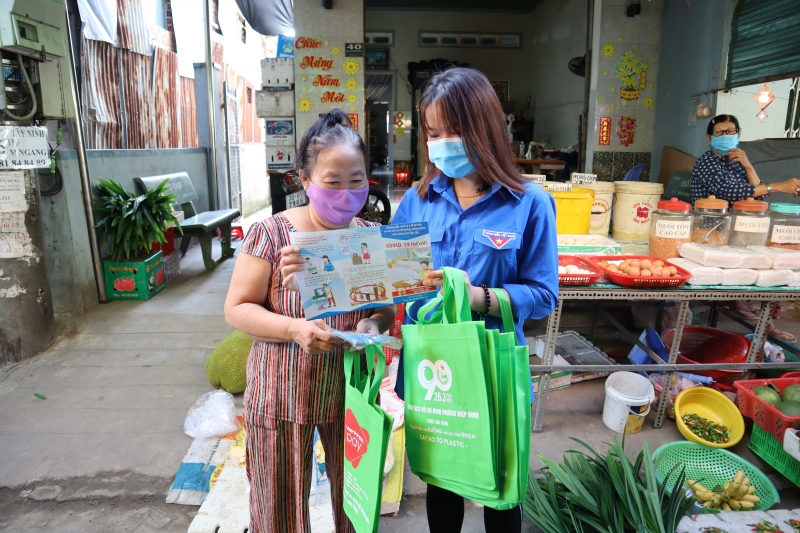 Ra quân phát túi giấy môi trường, tuyên truyển phòng, chống dịch Covid – 19 ở chợ Hiệp Ninh