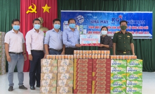 Công ty cổ phần Bia Sài Gòn - Kiên Giang tặng quà cán bộ chiến sĩ làm nhiệm vụ phòng, chống dịch bệnh Covid-19 trên địa bàn huyện Bến Cầu