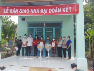 Xã Thạnh Đông trao tặng nhà đại đoàn kết cho hộ cận nghèo