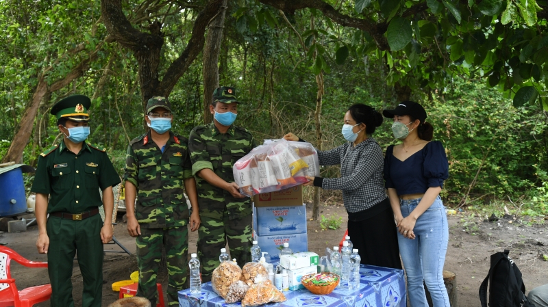 Các nhà hảo tâm: Tặng quà các chốt chống dịch trên địa bàn huyện Tân Biên