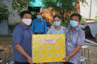 Công đoàn ngành Y tế Tây Ninh: Trao tặng nhà “Mái ấm công đoàn”