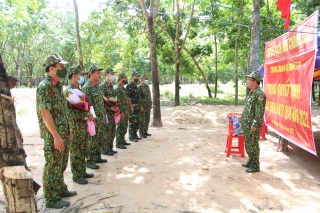 Trung đoàn 174 tổ chức lễ thăng hàm sĩ quan tại chốt phòng, chống dịch