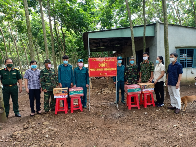 Công ty cổ phần Thành Thành Công - Biên Hòa Tây Ninh: Tặng quà cho các chốt phòng, chống dịch Covid -19 trên địa bàn huyện Tân Châu