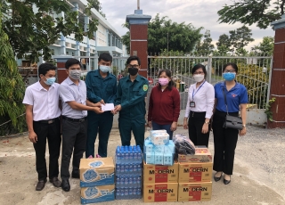 Mặt trận Tổ quốc, các đoàn thể phường Long Hoa: thăm và tặng quà khu cách ly tại trường tiểu học Nguyễn Đình Chiểu (cơ sở 2)