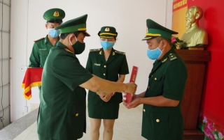 Trao Quyết định thăng quân hàm cho sĩ quan biên phòng đang tăng cường chống dịch Covid- 19 trên biên giới tỉnh Tây Ninh