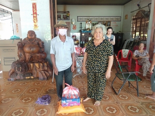 MTTQ Việt Nam xã An Cơ trao quà cho hộ nghèo, khó khăn