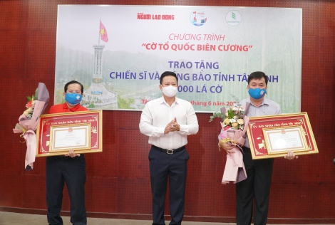 Tặng 10.000 lá cờ Tổ quốc cho đồng bào, chiến sĩ vùng biên giới Tây Ninh