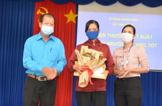 UBND huyện Tân Châu khen thưởng đột xuất cho người nhặt tiền trả lại người mất