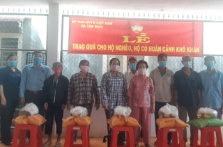 UB.MTTQ Việt Nam xã Tân Bình, huyện Tân biên vận động hỗ trợ quà cho hộ khó khăn bị ảnh hưởng bởi dịch Covid-19