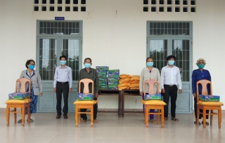 MTTQ Việt Nam xã Thạnh Tây và Thị trấn Tân Biên tặng quà cho người dân có hoàn cảnh khó khăn
