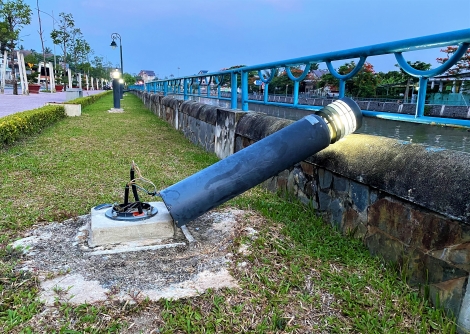 Trụ đèn “nghiêng ngả” trong công viên