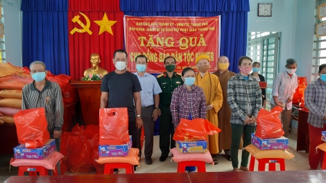 TP.Tây Ninh: Tặng quà cho đồng bào dân tộc