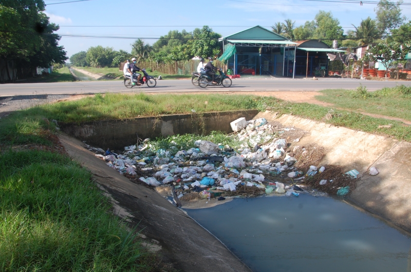 Rác thải tràn ngập trên đoạn kênh N8, tổ 2, ấp Bàu Vừng, xã Phước Trạch