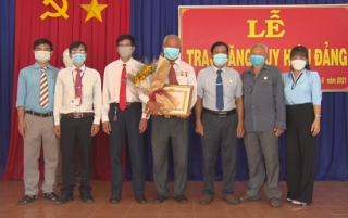 Tân Biên: Trao Huy hiệu 40 năm tuổi Đảng cho đảng viên xã Thạnh Bình