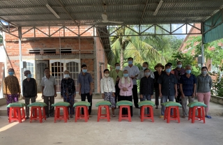 Ủy ban MTTQ Việt Nam các xã: Trao quà cho người nghèo