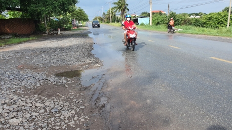 Mặt đường Quốc lộ 22B chưa bảo đảm an toàn giao thông