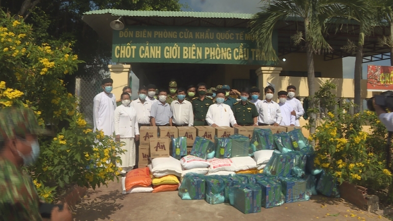 Ban đại diện Hội Thánh Cao Đài Tòa thánh Tây Ninh: Tặng quà các chốt biên phòng chống dịch Covid-19