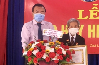Phó Bí thư Thường trực Tỉnh ủy trao Huy hiệu Đảng ở Dương Minh Châu