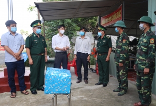 Bí thư Tỉnh uỷ: Thăm, tặng quà các chốt chống dịch, đồn biên phòng trên địa bàn huyện Tân Biên