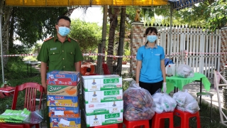 Huyện đoàn Gò Dầu hỗ trợ cơm trưa tại khu dân cư bị cách ly ở ấp Cẩm Bình, xã Cẩm Giang