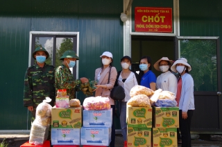 Thăm, tặng quà các chốt chống dịch trên địa bàn huyện Tân Châu
