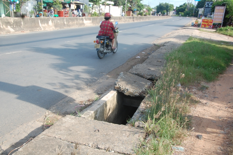 Nguy cơ tai nạn từ những miệng cống không nắp.