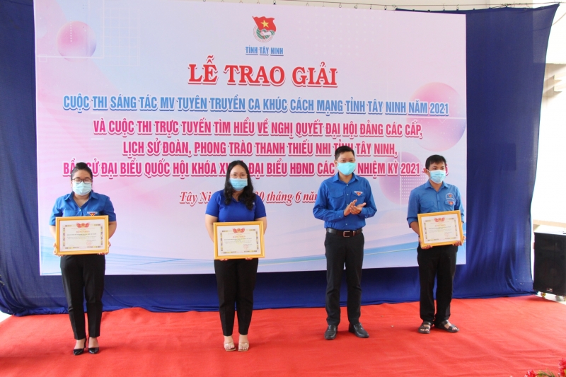 Tỉnh đoàn: Trao giải các cuộc thi trực tuyến