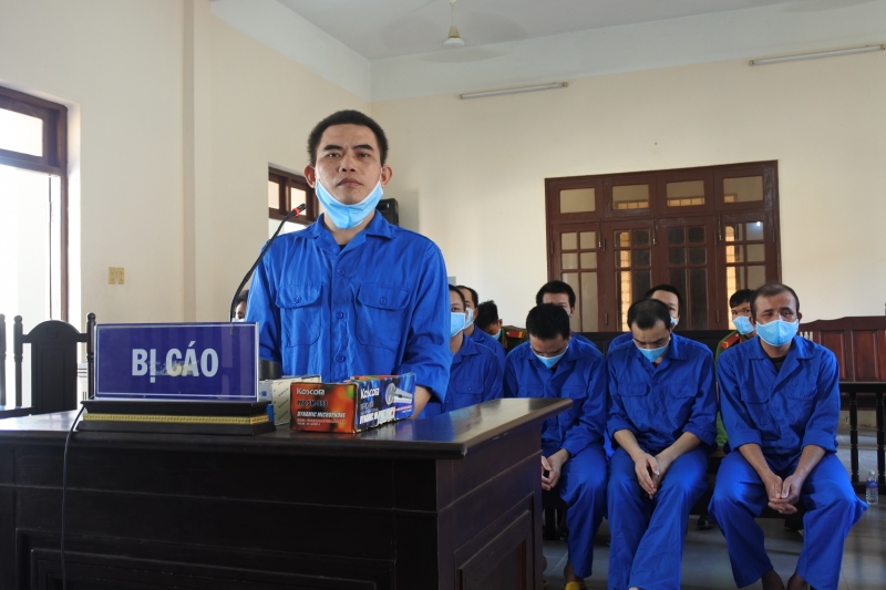 “Xóc đĩa” ăn tiền, 9 bị cáo lãnh án tù