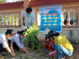 Phụ nữ xã An Bình ra quân thực hiện công trình trồng hoa, cây cảnh