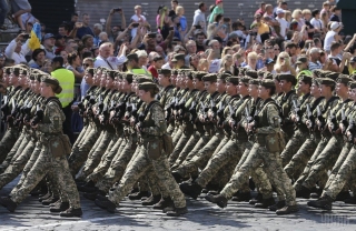 Nữ quân nhân Ukraine đi giày cao gót duyệt binh