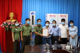 Công ty Cổ phần công nghệ cao Happy Sun Tây Ninh: Trao tặng thiết bị y tế cho Công an tỉnh