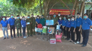 Huyện đoàn Tân Biên thăm tặng quà cho các chốt phòng, chống dịch COVID-19 trên tuyến biên giới